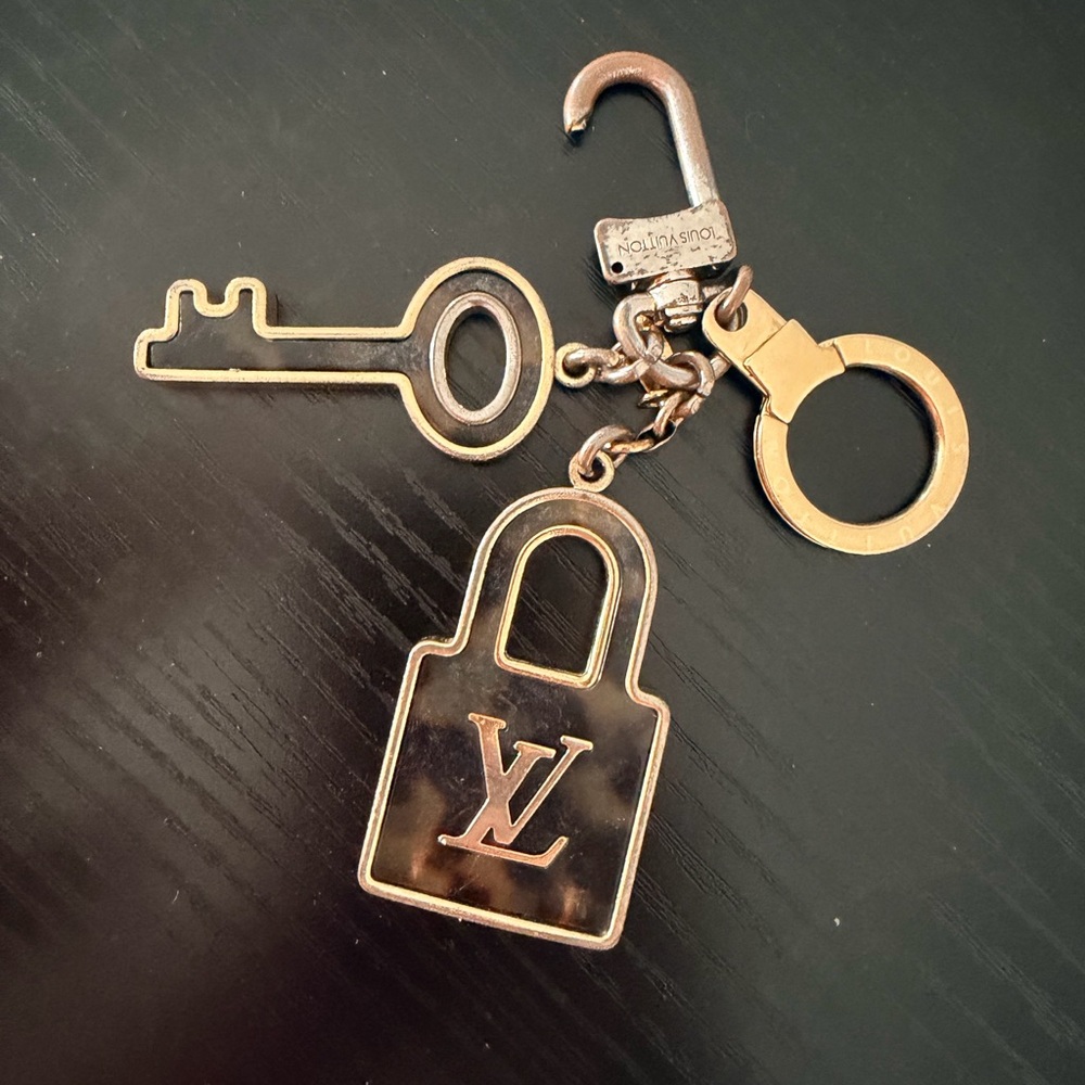 LOUIS VUITTON Tortoise Shell Resin Confidence Key Holder And Bag Charm